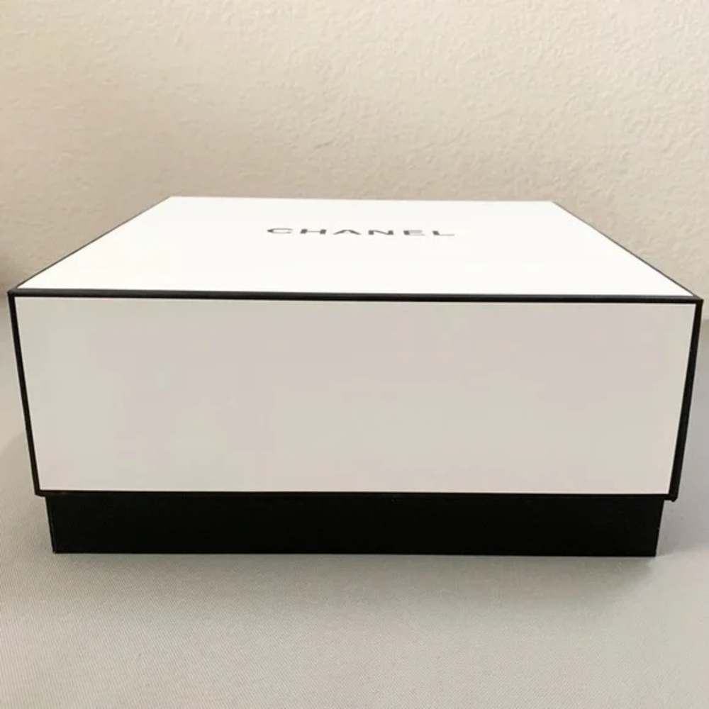 CHANEL Box - Picture 2 of 10